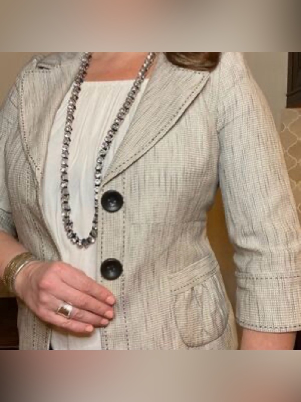 Classiques Entier Cream Textured Notch-Lapel Blazer with Dark Buttons Med B8